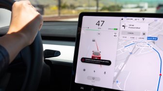 Layar Infotainment Tesla Bisa Dipakai Main Video Game Saat Berkendara