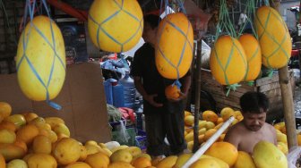 Penjual timun suri di Pasar Palmerah, Jakarta, Sabtu (4/5). [suara.com/Oke Atmaja]