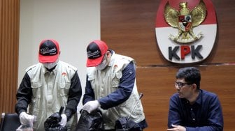 Petugas menunjukkan barang bukti kasus suap Hakim di kantor KPK, Jakarta, Sabtu (4/5).[Suara.com/Arief Hermawan P]