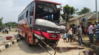 Dua Bus Murni Jaya Tabrakan Beruntun, Satu Kondektur Tewas Terjepit