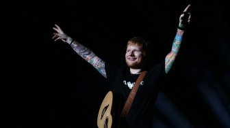 Penyanyi Ed Sheeran tampil menghibur penggemarnya saat konser di Stadion Gelora Bung Karno, Jakarta, Jumat (3/5).[ANTARA FOTO/Rivan Awal Lingga]