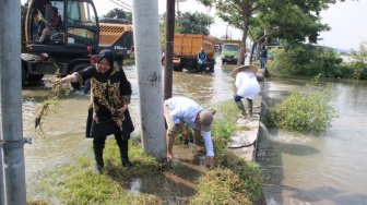 Tinjau Banjir di Kali Lamong, Risma Ikut Cabuti Rumput di Pinggir Jalan