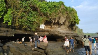 Tebing Pura Batu Bolong Tanah Lot Retak, Aktivitas Wisatawan Dibatasi