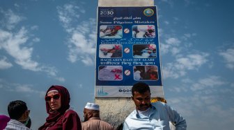 Peziarah mengunjungi bukit Jabal Rahmah di kawasan Padang Arafah, Makkah Al Mukarramah, Arab Saudi, Sabtu (4/5). ANTARA FOTO/Aji Styawan
