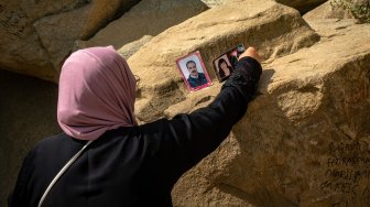 Peziarah meninggalkan foto kerabatnya di kawasan bukit Jabal Rahmah, Padang Arafah, Makkah Al Mukarramah, Arab Saudi, Sabtu (4/5). ANTARA FOTO/Aji Styawan