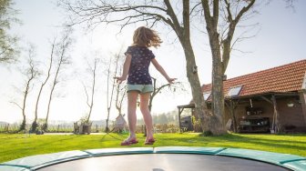 Tertembak Peluru Nyasar, Gadis 9 Tahun Tewas Saat Main Trampolin