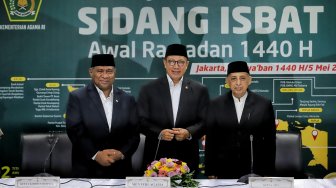 Menteri Agama Lukman Hakim Saifuddin bersama Majelis Ulama Indonesia (MUI) Abdullah Jaidi dan Ketua Komisi VIII DPR Ali Taher memaparkan hasil sidang isbat usai mendengarkan pemaparan posisi hilal dari 34 provinsi terlebih dahulu di Kantor Kementerian Agama, Jakarta, Minggu (5/5). [Suara.com/Muhaimin A Untung]