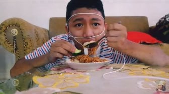 Kocak, Kepala Dibelit Kabel Earphone, Video ASMR Remaja Ini Viral