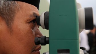 Petugas memantau penampakan Hilal di Masjid Al-Musyari'in, Basmol, Jakarta, Minggu (5/5). [Suara.com/Arief Hermawan P]