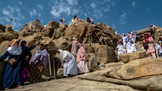 Peziarah mengunjungi bukit Jabal Rahmah di kawasan Padang Arafah, Makkah Al Mukarramah, Arab Saudi, Sabtu (4/5). ANTARA FOTO/Aji Styawan