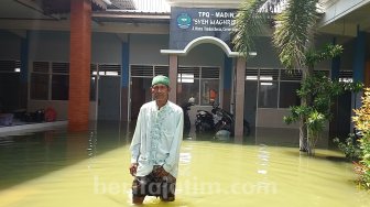Banjir di Gresik Belum Surut, Warga Kesulitan Salat Tarawih