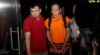 Hakim Pengadilan Negeri (PN) Balikpapan, Kayat menggunakan baju tahanan usai menjalani pemeriksaan di gedung Komisi Pemberantasan Korupsi (KPK), Jakarta, Sabtu (4/5).[Suara.com/Arief Hermawan P]