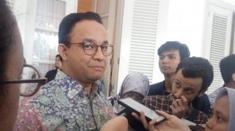 Jemput Ibunda di Rumah Sakit, Anies Salat Tarawih Pertama Bareng Keluarga