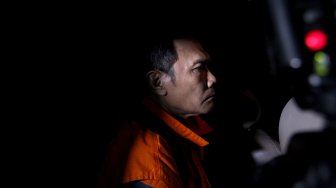 Hakim Pengadilan Negeri (PN) Balikpapan, Kayat menggunakan baju tahanan usai menjalani pemeriksaan di gedung Komisi Pemberantasan Korupsi (KPK), Jakarta, Sabtu (4/5).[Suara.com/Arief Hermawan P]