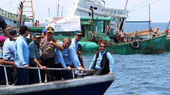 Menteri Susi Pudjiastuti Pimpin Langsung Penenggelaman 26 Kapal Ikan Asing