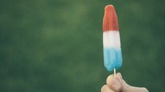 Canggih, Video Cara Mengikat Plastik Es Lilin Ini Viral