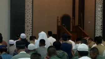 Jokowi Salat Tarawih Pertama di Masjid Soedirman Bogor