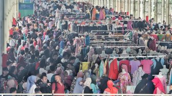 Ramainya Pengunjung Pasar Tanah Abang Jelang Ramadhan