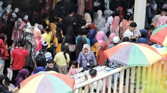 Pengunjung memadati "Skybridge" Pasar Tanah Abang, Jakarta, Minggu (5/5). [Suara.com/Muhaimin A Untung]