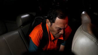 Hakim Pengadilan Negeri (PN) Balikpapan, Kayat menggunakan baju tahanan usai menjalani pemeriksaan di gedung Komisi Pemberantasan Korupsi (KPK), Jakarta, Sabtu (4/5).[Suara.com/Arief Hermawan P]