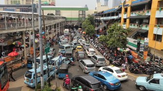 Pengunjung memadati "Skybridge" Pasar Tanah Abang, Jakarta, Minggu (5/5). [Suara.com/Muhaimin A Untung]