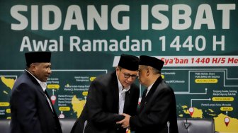 Menteri Agama Lukman Hakim Saifuddin bersama Majelis Ulama Indonesia (MUI) Abdullah Jaidi dan Ketua Komisi VIII DPR Ali Taher memaparkan hasil sidang isbat usai mendengarkan pemaparan posisi hilal dari 34 provinsi terlebih dahulu di Kantor Kementerian Agama, Jakarta, Minggu (5/5). [Suara.com/Muhaimin A Untung]
