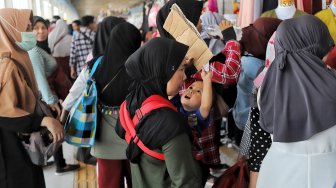 Pengunjung memadati "Skybridge" Pasar Tanah Abang, Jakarta, Minggu (5/5). [Suara.com/Muhaimin A Untung]