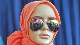 Calon pembeli memilih jilbab di Pasar Tanah Abang, Jakarta, Minggu (5/5). [Suara.com/Muhaimin A Untung]
