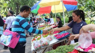 Tradisi di TPU Ngagel Nyekar Jadi Berkah Pedagang Musiman Cari THR