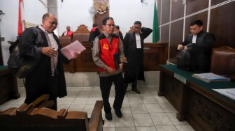 Eks pelaksana tugas (Plt) Ketua Umum PSSI Joko Driyono (kiri) mengikuti sidang perdana kasus dugaan penghilangan barang bukti pengaturan skor di Pengadilan Negeri Jakarta Selatan, Jakarta, Senin (6/5). [Suara.com/Muhaimin A Untung]