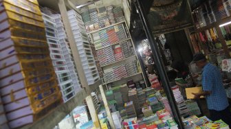 Penjual Al-Quran di Pasar Senen, Jakarta, Senin (6/5).[suara.com/Oke Atmaja]