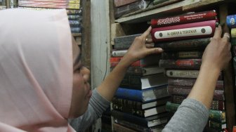 Penjual Al-Quran di Pasar Senen, Jakarta, Senin (6/5).[suara.com/Oke Atmaja]