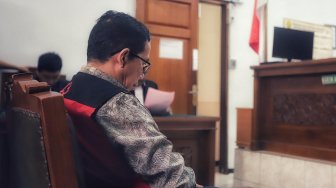 Eks pelaksana tugas (Plt) Ketua Umum PSSI Joko Driyono (kiri) mengikuti sidang perdana kasus dugaan penghilangan barang bukti pengaturan skor di Pengadilan Negeri Jakarta Selatan, Jakarta, Senin (6/5). [Suara.com/Muhaimin A Untung]