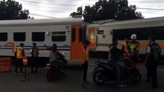 Jangan Ditiru! Nekat Ingin Terobos Palang Kereta, Pria Ini Hampir Celaka