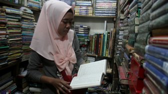 Penjual Al-Quran di Pasar Senen, Jakarta, Senin (6/5).[suara.com/Oke Atmaja]