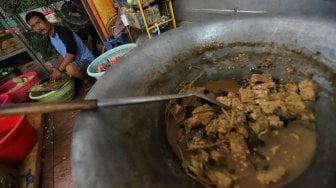 Sejumlah warga memasak lauk-pauk yang akan menjadi menu buka puasa di Masjid Istiqlal, Jakarta, Selasa (7/5). [Suara.com/Muhaimin A Untung]