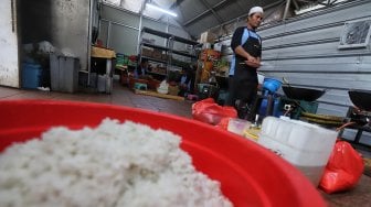 Sejumlah warga memasak lauk-pauk yang akan menjadi menu buka puasa di Masjid Istiqlal, Jakarta, Selasa (7/5). [Suara.com/Muhaimin A Untung]