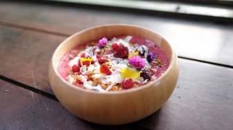 Segarnya Buka Puasa dengan Resep Berry Yogurt Smoothie Bowl ala Chef Odie