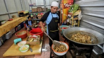 Sejumlah warga memasak lauk-pauk yang akan menjadi menu buka puasa di Masjid Istiqlal, Jakarta, Selasa (7/5). [Suara.com/Muhaimin A Untung]