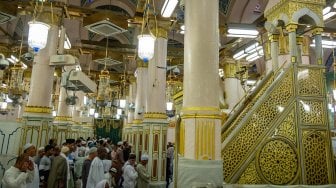 Umat Islam beribadah di area saf Raudhatun Jannah/Raudhah (Taman Surga) di Masjid Nabawi, Madinah, Arab Saudi, Senin (6/5). [ANTARA FOTO/Aji Styawan]