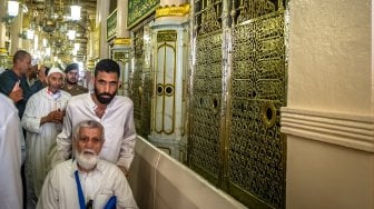 Pengunjung berziarah di depan makam Nabi Muhammad SAW, Abu Bakar as Siddiq, dan Umar bin Kattab di Masjid Nabawi, Madinah, Arab Saudi, Senin (6/5). [ANTARA FOTO/Aji Styawan]