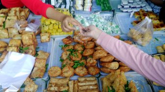 Sejumlah warga membeli makanan untuk berbuka puasa di pasar takjil Bendungan Hilir (Benhil), Jakarta, Selasa (7/5).[suara.com/Oke Atmaja]
