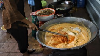 Sejumlah warga memasak lauk-pauk yang akan menjadi menu buka puasa di Masjid Istiqlal, Jakarta, Selasa (7/5). [Suara.com/Muhaimin A Untung]