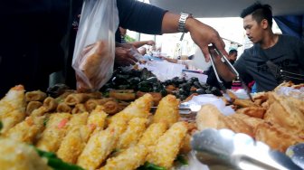 Sejumlah warga membeli makanan untuk berbuka puasa di pasar takjil Bendungan Hilir (Benhil), Jakarta, Selasa (7/5).[suara.com/Oke Atmaja]
