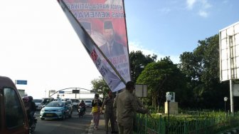 Petugas Turunkan Enam Baliho Klaim Kemenangan Prabowo - Sandi di Bekasi