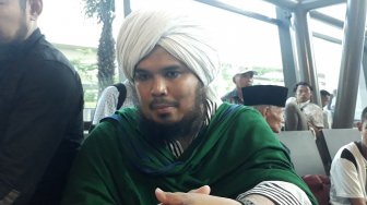 Komentari Santri Tutup Telinga Saat Dengar Musik, Ustaz Derry Sulaiman Tuai Pro Kontra