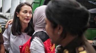 Atiqah Hasiholan menemani ibunya Ratna Sarumpaet menjalani sidang di PN Jakarta Selatan, Jakarta, Selasa (7/5). [Suara.com/Muhaimin A Untung]