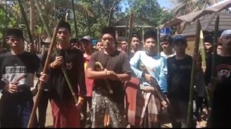 Viral, Santri Pendukung Prabowo-Sandi Tenteng Golok hingga Senapan Angin
