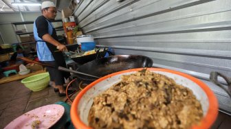 Sejumlah warga memasak lauk-pauk yang akan menjadi menu buka puasa di Masjid Istiqlal, Jakarta, Selasa (7/5). [Suara.com/Muhaimin A Untung]