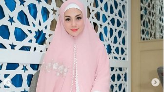 Dikabarkan Mualaf Usai Ikut Pengajian Ustaz Riza, Celine: Mempelajari Aja